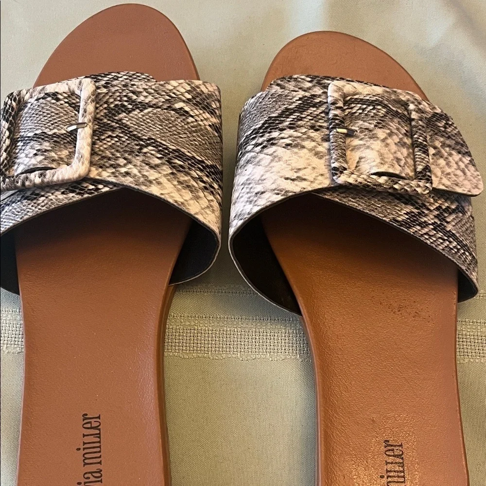 Olivia Miller Snake Pattern Sandals - Tan and Cream size 10